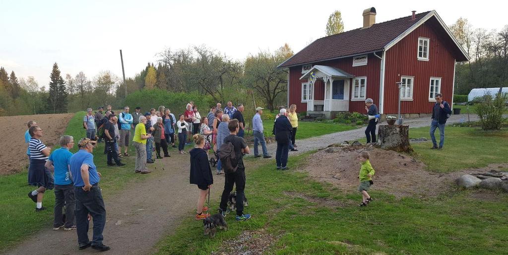 Byavandring genom Högabergs by. Fredagen den 19 maj anordnade Grönahögs hembygdsförening en vandring genom Högaberg.
