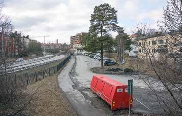 bron Tanken är att den via centrum omlagda Lidingöbanan skulle passera Lidingö centrum mellan motorleden och husen vid Stockholmsvägen som finns på andra sidan om husen till höger Cirkulationsplatsen