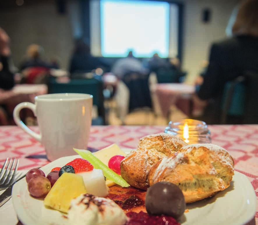 afternoon tea Kom på föredrag och mingla på ett klassiskt teparty! Te med scones, smör, marmelad, ost, chokladkanonkula och frukt: 130 kronor. Afternoon tea serveras från kl 15.00.
