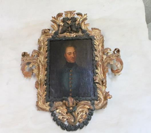 Väl utsmyckad med diverse för oss svenskar kända porträtt av t.ex. Karl XII.