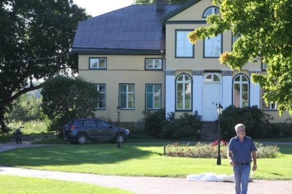 Trots att han sedan länge bodde på Åland, var Nils Åman var så givmild och full av omsorg för sin hembygd Östhammar, att han bekostade lillklockan i Östhammars kyrka och även en klocka i Börstils
