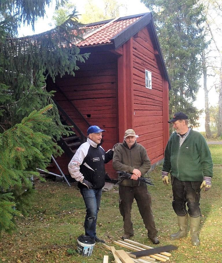 Den nya pappen lades på plats och fixerades med läkten. Bengt for omkring som en ekorre på taket och jag, som har mycket stor respekt för höjder över 3 meter, hjälpte till så gott jag kunde.