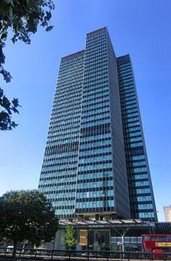 Euston Tower, London. Källa: Wikipedia [2]. Dörrar och fönster är även viktiga av andra skäl: de är gatans ögon.