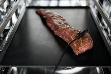 Placering av kärntemperaturnålen Placera alltid kärntemperaturnålen i produktens aste ställe. Se till att en stor del av nålen är inne i produkten.