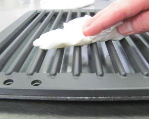 - Mjuka upp kraftig nedsmutsning på tillbehöret 15 minuter. - Rengör i vatten med diskmedel och mjuk svamp eller plastborste.