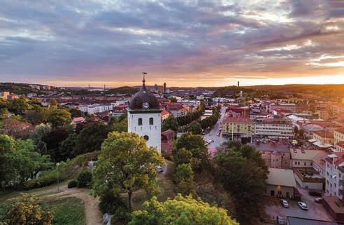 Väl framme kan du njuta av god mat på Badrestaurangen eller Café Snäckan som båda ligger i gamla vackra byggnader från kurortstiden. Läs mer om historien och utbudet på gustafsberg.