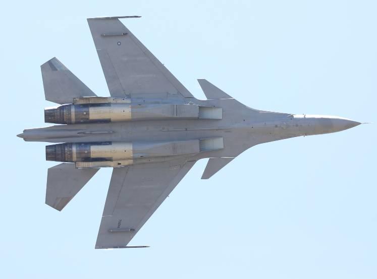 Su-30MKM kan lufttankas via slang- och trattmetoden genom en utfällbar mottagare på vänster sida framför cockpit. Su-30MKM har plats för två besättningsmedlemmar placerade i tandem.