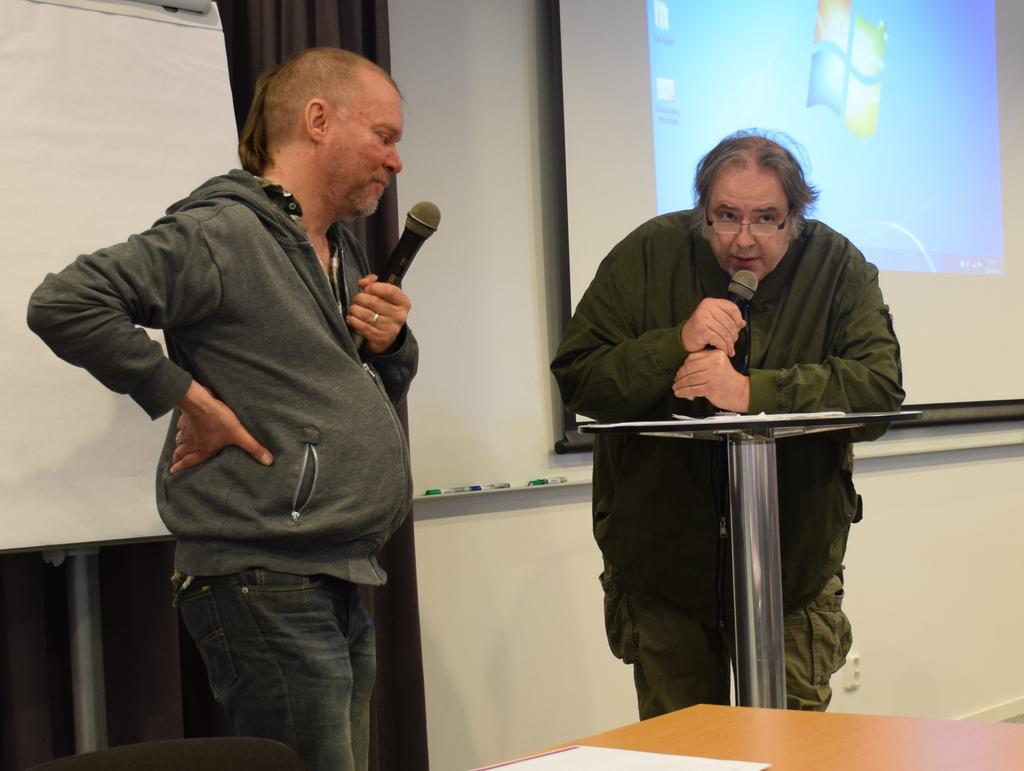 Rättvis teater Rättvis teater börjar med att framför en kort pjäs där någon blir utslängd från en lokal, men inte har någonstans att ta vägen.