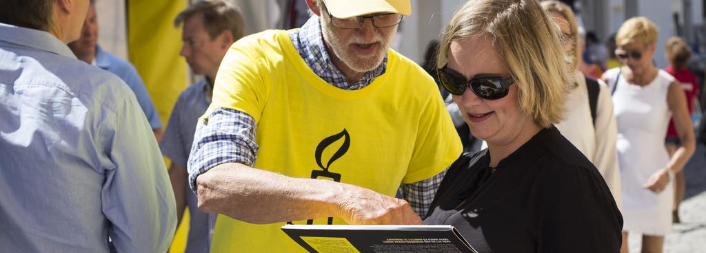 Två personer per grupp kan delta, och bidrag ges för resan dit. Hela träffen är gratis! Om du är med i en ungdomsgrupp kan du snart anmäla dig på aktivistportalen (aktivism.amnesty.