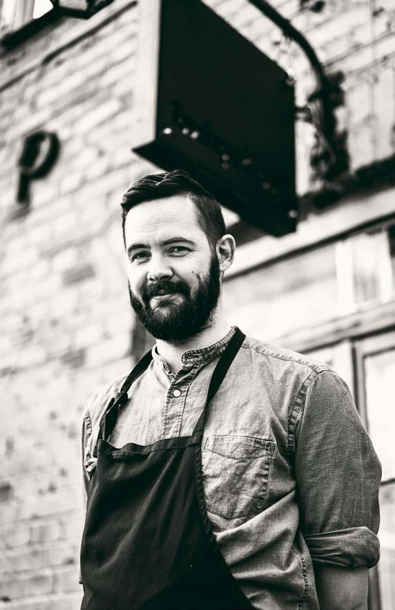 RECEPT BOTTARGA AV ROM FRÅN GÖS TEXT Aksel Ydrén FOTO Stéphane Lombard ROMSÄCKAR FRÅN VÅRFISKAD GÖS VATTEN SALT För Gustav Öhman, som driver Taxinge krog i Sörmland, utgör relationen till
