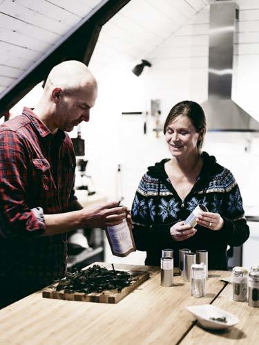 REPORTAGE SÄSONGEN för att skörda tång pågår huvudsakligen från februari till midsommar. Linnéa beskriver skördandet som att frisera tången.