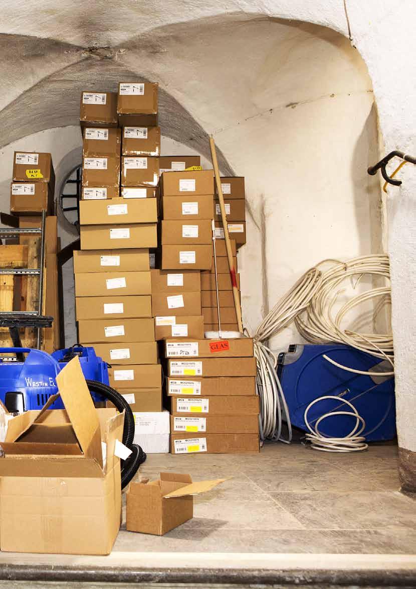 Resultaträkning tkr Not 2017 2016 Nettoomsättning 75 312 70 706 Kostnad för produktion -74 895-64 644 Bruttoresultat 417 6 062 Försäljnings- och administrationskostnader -7 979-2 692 Övriga