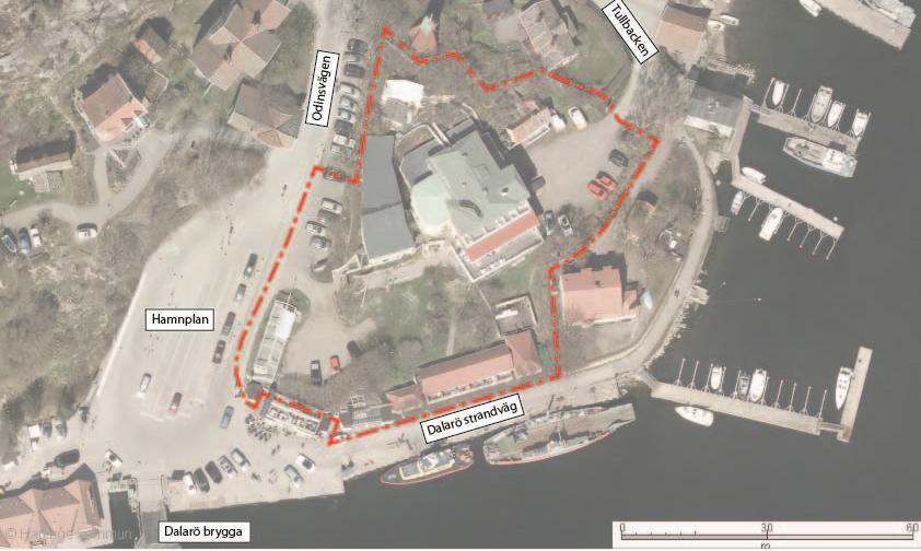 Anställda kan parkera inom kvarteret där ett 10-tal platser finns tillgängliga, med tillfart från Tullbacken. Figur 1 Dagens hotellbyggnad 2.