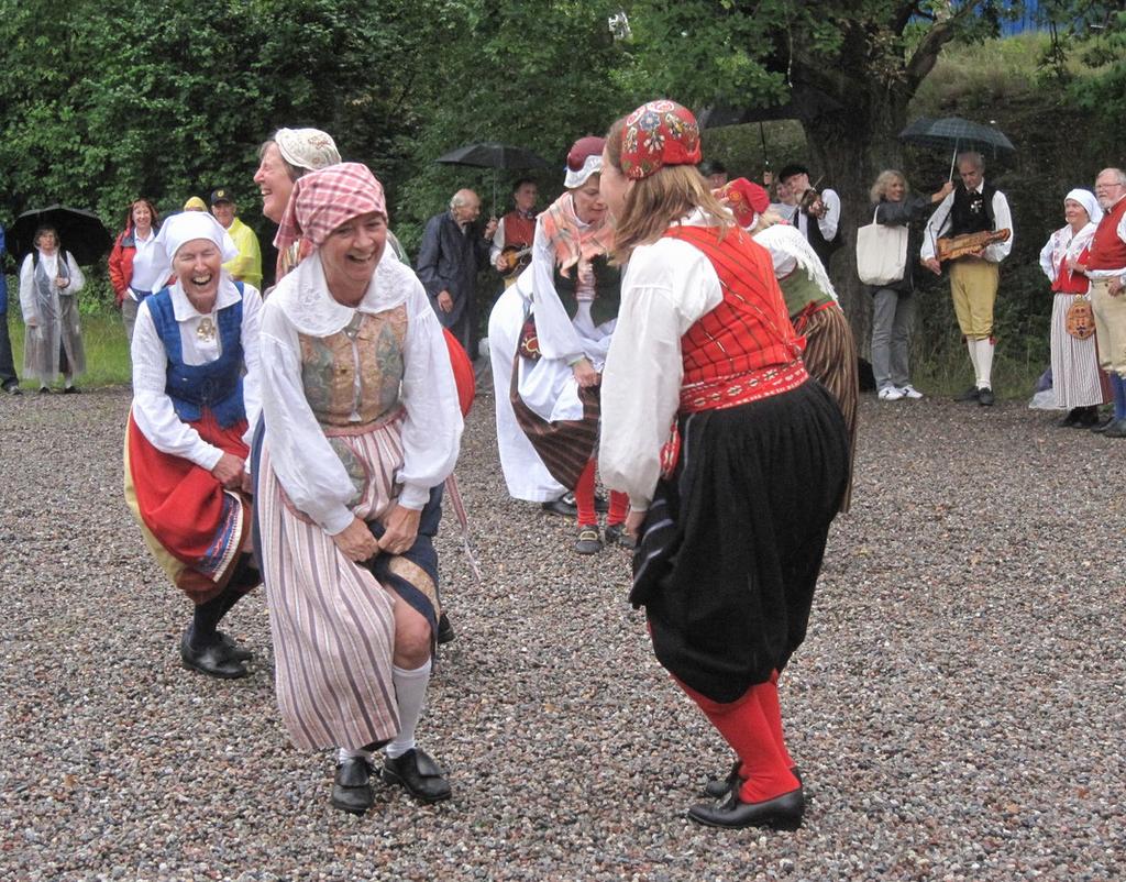 En av aktiviteterna som jag deltog i, var en dansuppvisning på Skansen lördagen den 7 augusti. Enligt väderrapporten skulle det bli regn, men kanske inte förrän till kvällen.