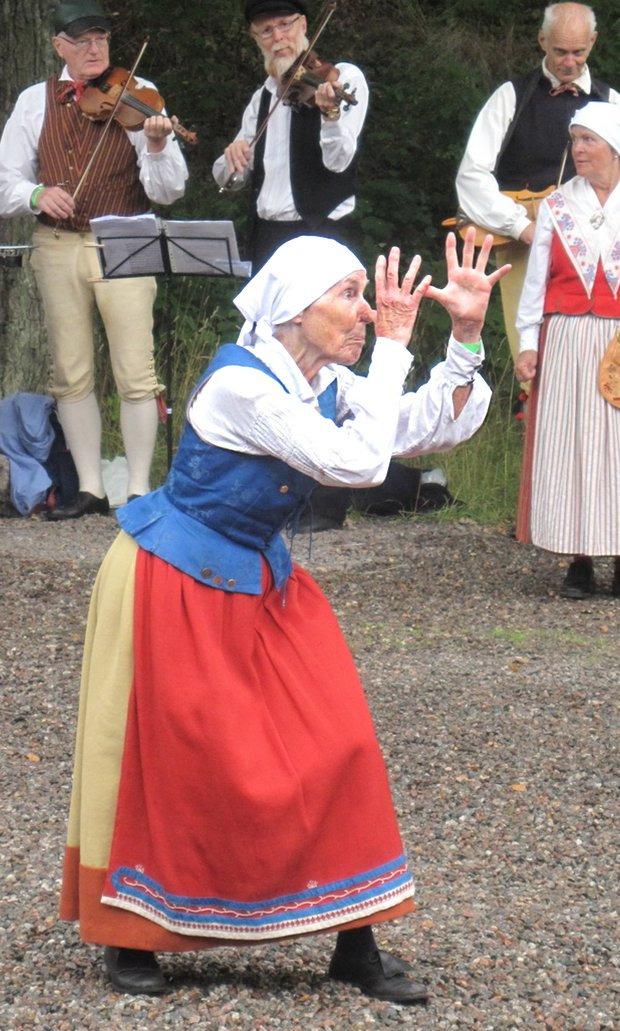Första två timmarna var det ganska lätt regn, men vår uppvisning började först 14.30. Vi dansade på Hazeliusgården. Det var ett rätt dåligt underlag att dansa på, grovt grus.