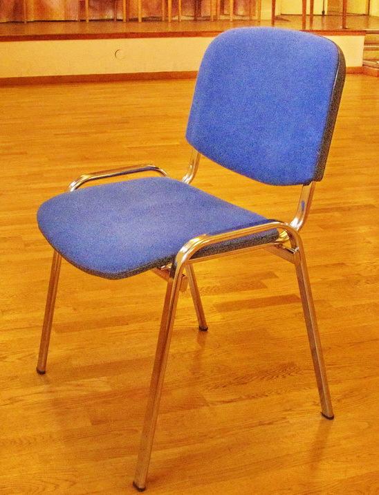 Vi har fått nya stolar till Söderringssalen. De kommer från Vällingby Folkdansgille och ersätter flertalet av de gamla röda plaststolarna, som i sin tur går vidare till Kallhälls scoutkår.