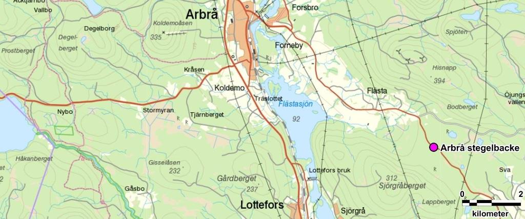 Avrättningsplatsen var sedan tidigare registrerad i fornminnesregistret, och är belägen i en gränsvinkel mellan Arbrå och Bollnäs socknar, norr om Växbo.