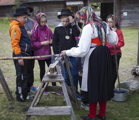 Genomförande Barnen möts av berättaren som ska visa dem hur det var i Gagnef förr. Spelplatsen är hembygdsgården Minnesstugan och omkringliggande område. Fåren i sin hage är en utgångspunkt.