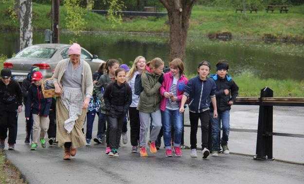 Eleverna i årskurs 5 i Eksjö skolor får guidning i bruksmiljön på Bruzaholm av Hembygdsföreningen Bruzaholms Bruksmuseum. FOTO: JES SUHR Skolbesök vid järnbruket JÖNKÖPING.