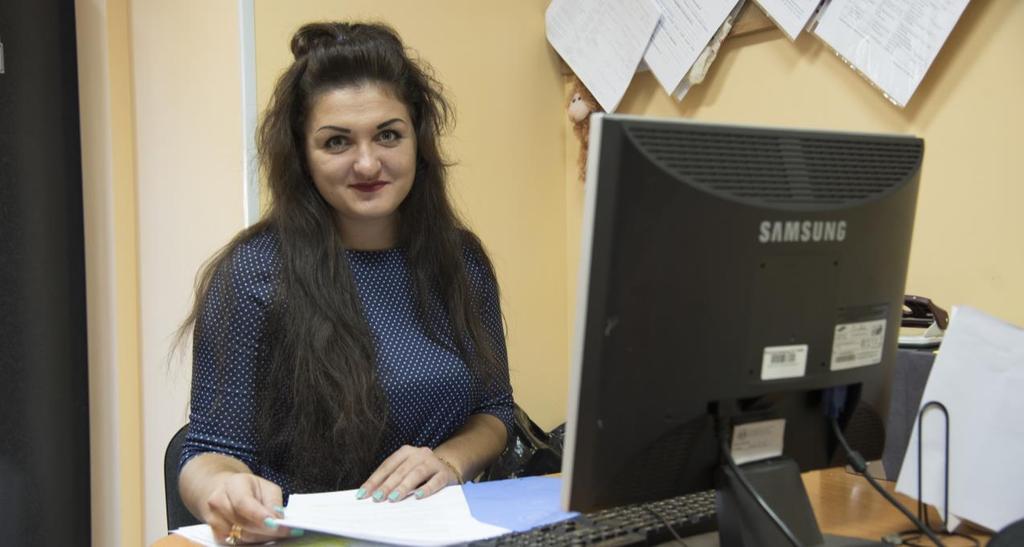 Socialarbetaren Anna vid sitt skrivbord i Kiev. Foto: Katerina Illevska Annas outsinliga engagemang Anna arbetar sedan två år tillbaka som socialarbetare för SOS Barnbyar.