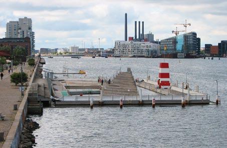 Kajytans utbredning definieras in mot staden av de nya kvarteren som bildar en tydlig stadsfront och ut mot vattnet sträcker sig en varierad kajlinje.
