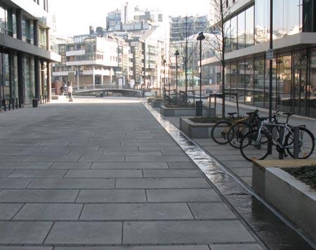 Tvärgator Tvärgatorna från Stora Badhusgatan ner till älven utformas som så kallade gångfartsgator, med exempelvis Vallgatan eller Drottninggatan som förebild.