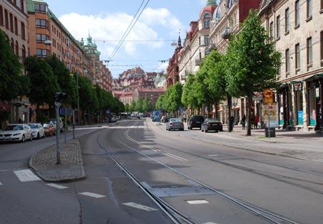 På gatornas solbelysta sidor ges plats för spontana möten och på skuggsidorna förläggs parkeringsytor för tillfällig angöring och cyklar.