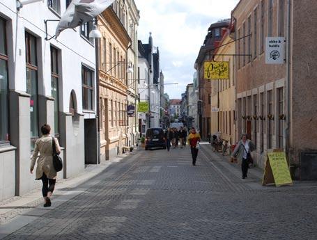 Ramperna kan utformas som öppna hål ner i marken och måste då ges en stadsmässig utformning med exempelvis trygghetsskapande belysning.