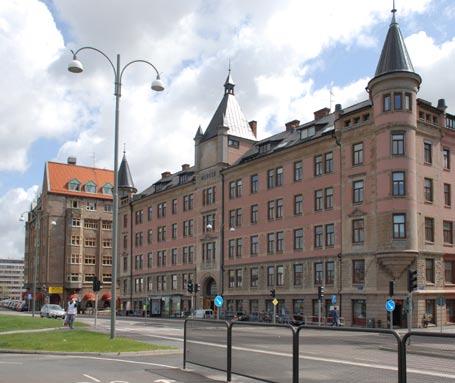 ljusa. Bostädernas vistelseytor och balkonger ligger vända in mot gården. Gårdsbjälklagen ska förberedas för planteringar.