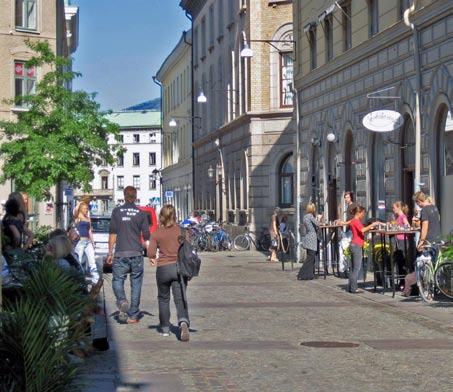 Närheten till vattnet utnyttjas maximalt med till exempel utrymmen för kollektivtrafiken i älven, turist- och turbåtar, samt en korttidshamn för gästande båtar.