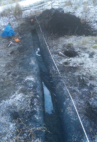 Västerut är marken störd av skogsmaskiner varför det inte gick att bedöma stenigheten. I öster är avgränsningen ojämn.