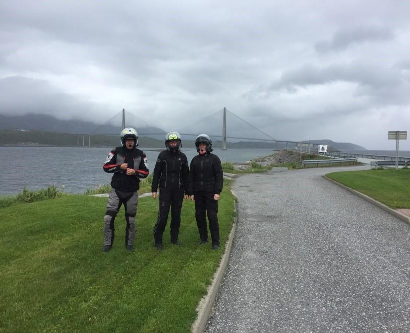 Tisdag 26/6: Åsen till Sandnessjön Efter frukost och ihoppackning körde vi vidare till dagens första färja som tog oss från Holm till Vennessund.