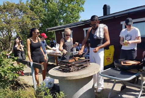 Skolklass från Arlöv tar en paus