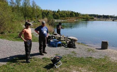 gick in i vassen. Micke tappade en på fluga då knuten gick upp!? Mohamed tappade en stor fisk då han inte hade håven med sig, och när han skulle försöka dra upp fisken gick hans knut upp på kroken!