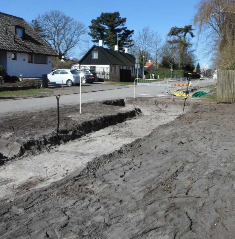 Figur 4. Inledande schaktning för gång- och cykelbana längs Kyrkogatans norra sida. Schaktning för gång- och cykelbana, trädgropar samt belysningsfundament.