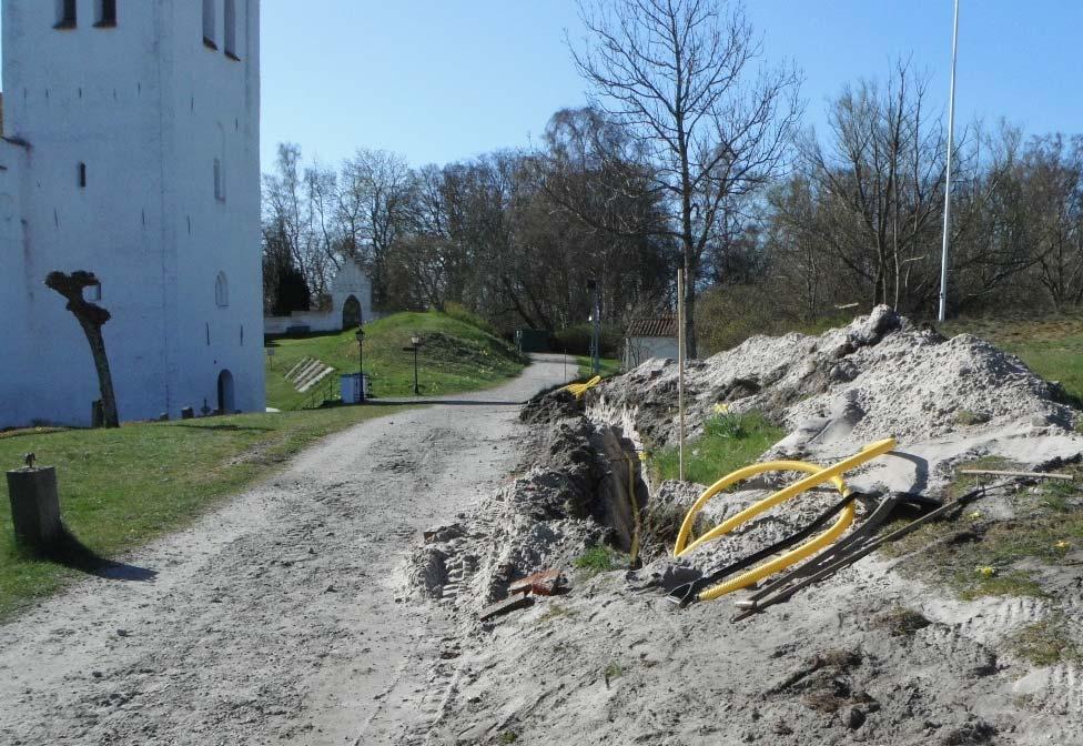 Schaktning för ledning I den västra delen av arbetområdet lades kabel i schaktet för gång- och cykelbanan, medan i de centrala och södra delarna grävdes separata schakt för ledningarna.