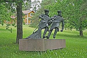 5 Notdragarstatyn i Rymättylä Kimito i Egentliga Finland. En känd svensk sed var de långa fiskeresorna på sommarhalvåret. Enligt en notis i 1555 års fogderäkenskaper gick det 228 fiskedagar på ett år.