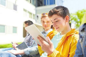 För att lyckas med dgtalserng av skolan krävs att skolan redan ett tdgt skede får med sg kommunpoltkerna på tåget.