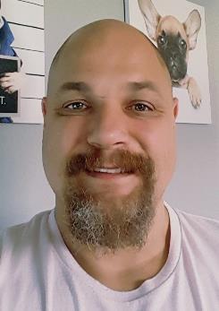 Jonas Ericsson Enhetschef, SÄS 46 år (än), arbetar som chef på Sterilcentralen SÄS och lyfter tyngder på fritiden.