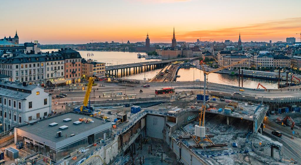 1 Skanska Sexmånadersrapport, januari juni Byggverksamhet Intäkter och rörelsemarginal, rullande 12 månader 6 5 4 Mdr kr 18 15 12 Förändringar och valutaeffekter Förändring i kr / Förändring i lokal