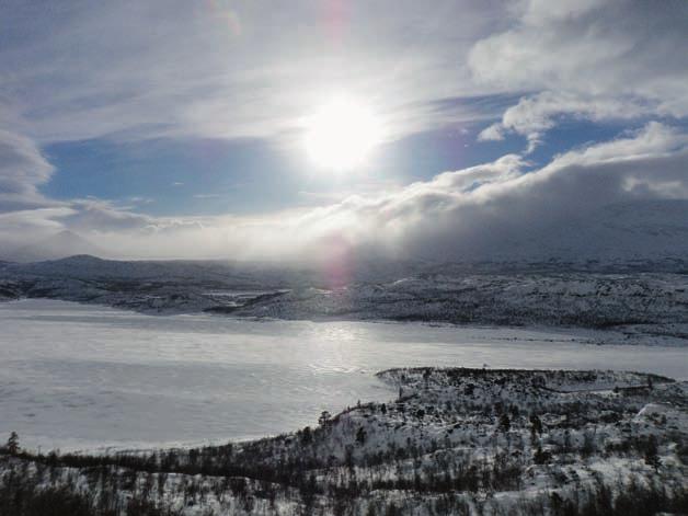 stora sjöfallet Klättrare på Pelaren. Foto: Marlene Ågerstrand res till norrland och klättra is i solen Text: Anna Malou Petersson Attans!