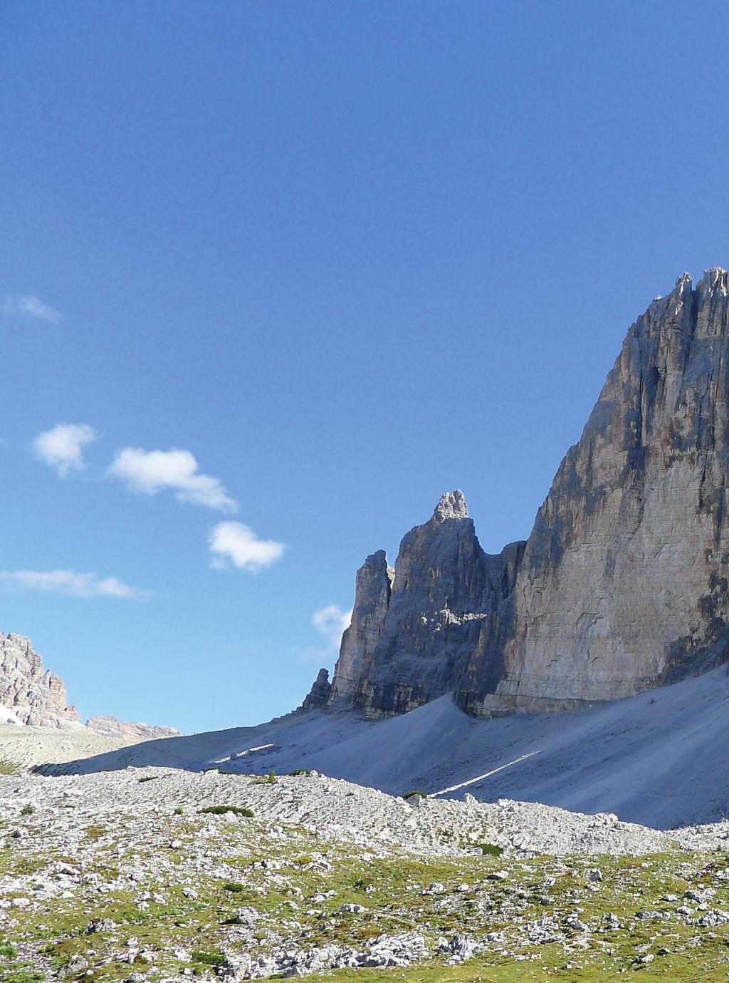 dolomiterna Tre CIME branta Drömmar i Dolomiterna De är vackra att se på. Ljuset som fyller himlen kring Tre Cime och konturerna jag ser på horisonten fyller mig med lust att klättra.