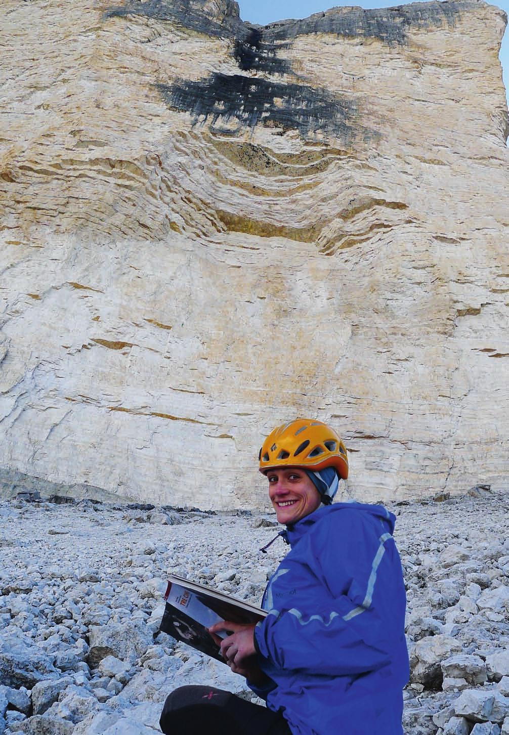 dolomiterna Helen Manancourt sitter med guideboken under