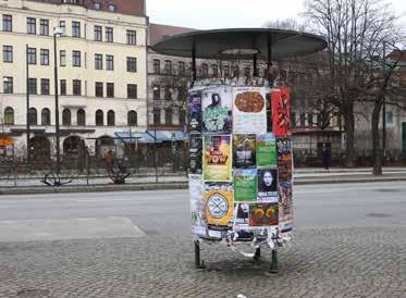 upp anslag. Du behöver inte tillstånd för att affischera. På malmo.se hittar du information om var affischpelarna står. STADSPELARE Stadspelare är stora fristående tavlor avsedda för allmän reklam.