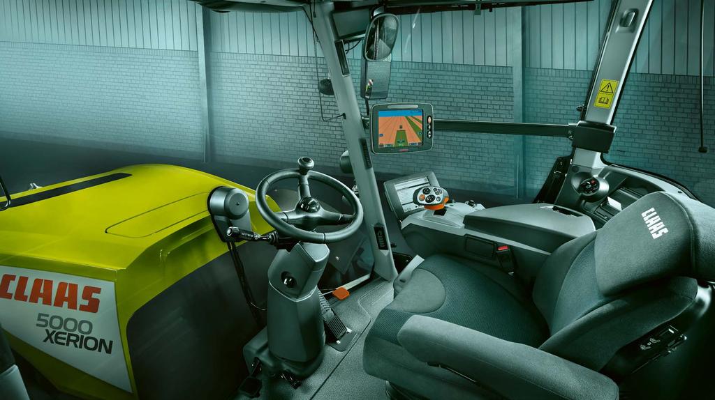 Perfekt arbetsmiljö. Förarhytt Business Class. Exceptionellt siktfält stora glasytor för perfekt runtomsikt. Första klassens ergonomiskt utformade arbetsplats.