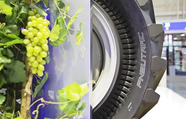 ConnecTire över vakar konstant två viktiga variabler lufttryck och t emperatur vilket det kommunicerar till både traktor- och lantbruksdatorer via Bluetooth och trådlös a nslutning.