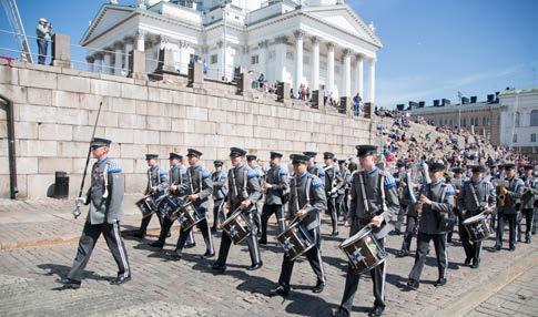 intresserade av att tjänstgöra som militärmusiker söka någon av de lediga tjänsterna vid militärmusikkårerna.