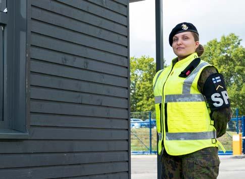Undersergeant Kjell Nylander Övermatros Jaana Torvinen honom att kunna delegera uppgifter och organisera verksamheten så att allt fungerar.