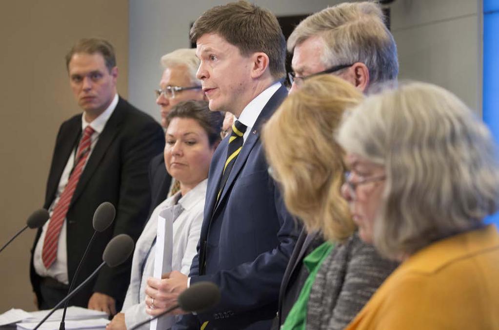 Foto: Melker Dahlstrand Ledamöter i KU presenterar sin granskning av regeringen vid en presskonferens i Riksdagshuset. översyn av riksdagsordningen 2014.
