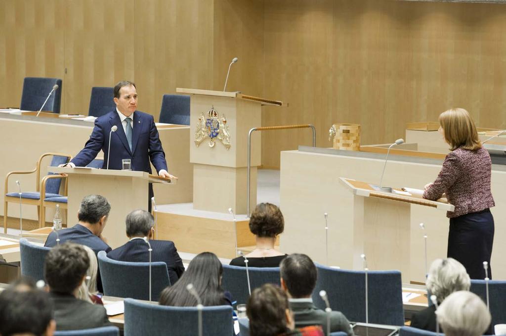 Sida vid sida. Statsminister Stefan Löfven (S) svarar på en fråga från Centerpartiets partiledare Annie Lööf vid en frågestund med regeringen.